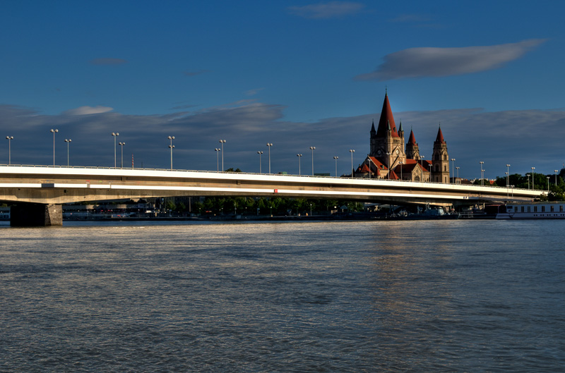 Datei:2 Reichsbrücke.jpg