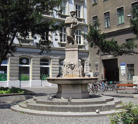 Datei:7 Augustin Brunnen.jpg