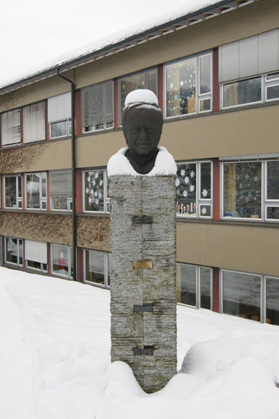 Datei:Büste Helmut Gmeiner.jpg