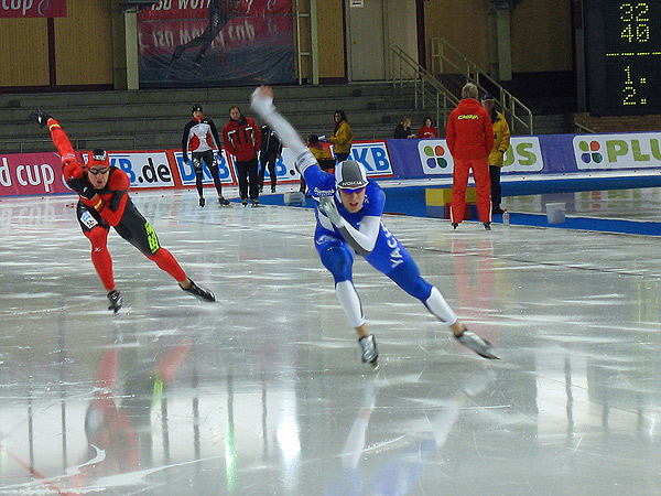Datei:Duell im Eisschnelllauf.jpg
