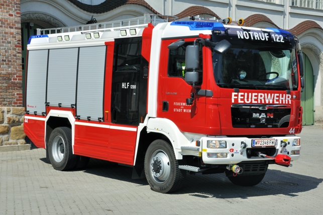 Datei:Feuerwehr Löschfahrzeug.jpg