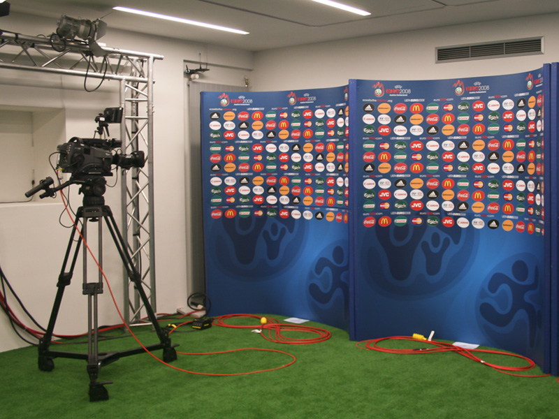 Datei:Fußball Interview Sponsoren.jpg