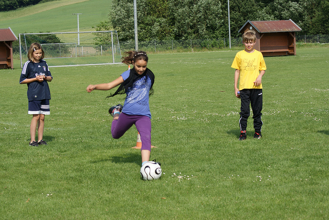 Datei:Fußball im Park.jpg