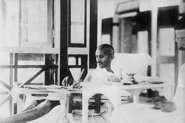 Datei:Gandhi im Hungerstreik 1932.jpg