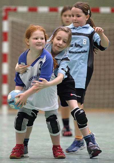 Datei:Handballspielende Mädchen.jpg
