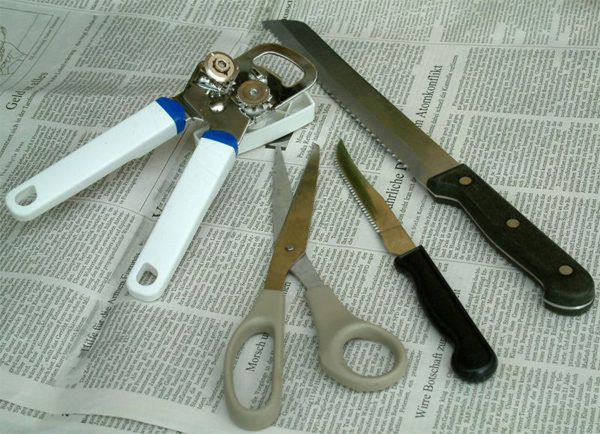 Datei:Küchengeräte für Linkshänder.jpg