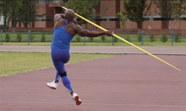 Datei:Mann beim Speerwerfen.jpg