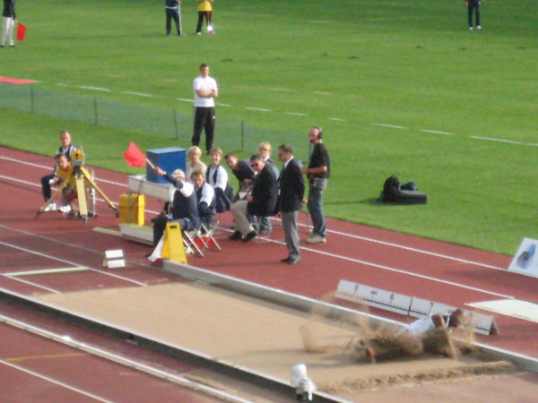 Datei:Mann beim Weitsprung.jpg