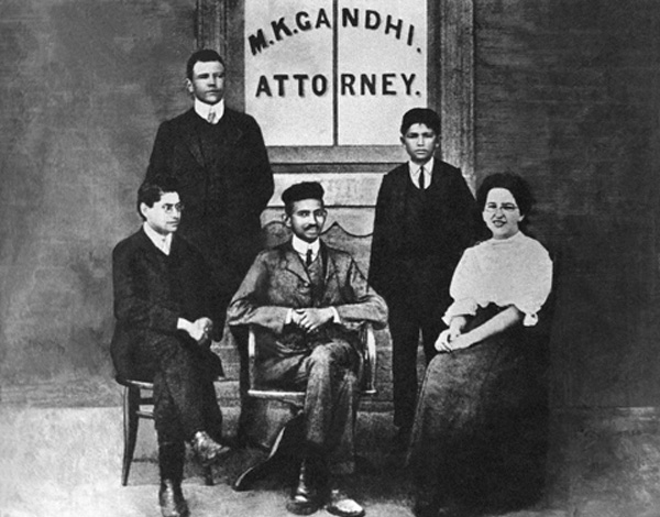 Datei:Mohandas Gandhi in Anwaltskanzlei.jpg