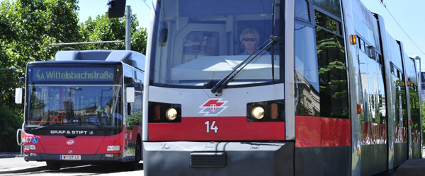 Datei:Straßenbahn Bus Karlsplatz.jpg