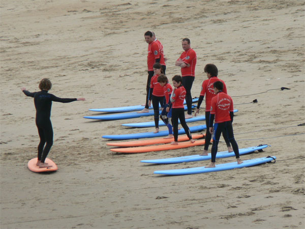 Datei:Surfschule Trockenübungen.jpg