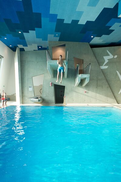 Datei:10 Therme Wien Sprungturm.jpg