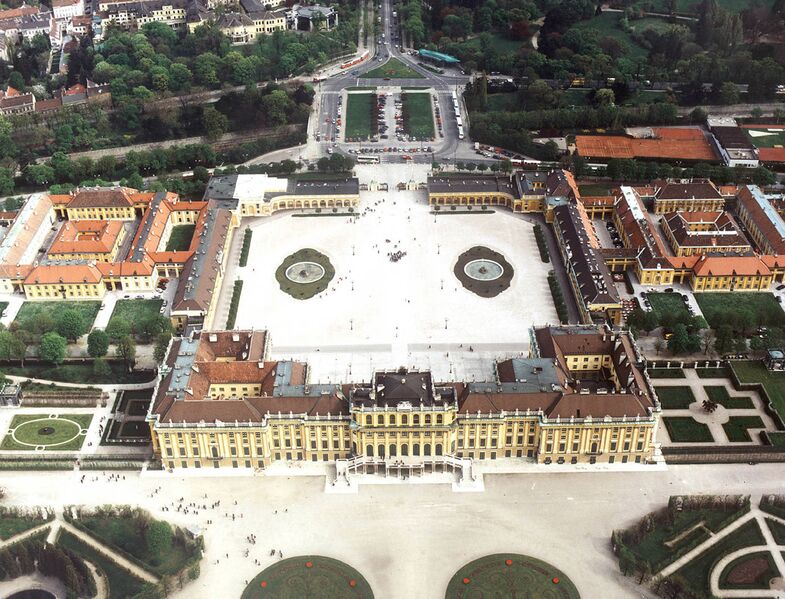 Datei:13 Schloss Schönbrunn Luftaufnahme.jpg