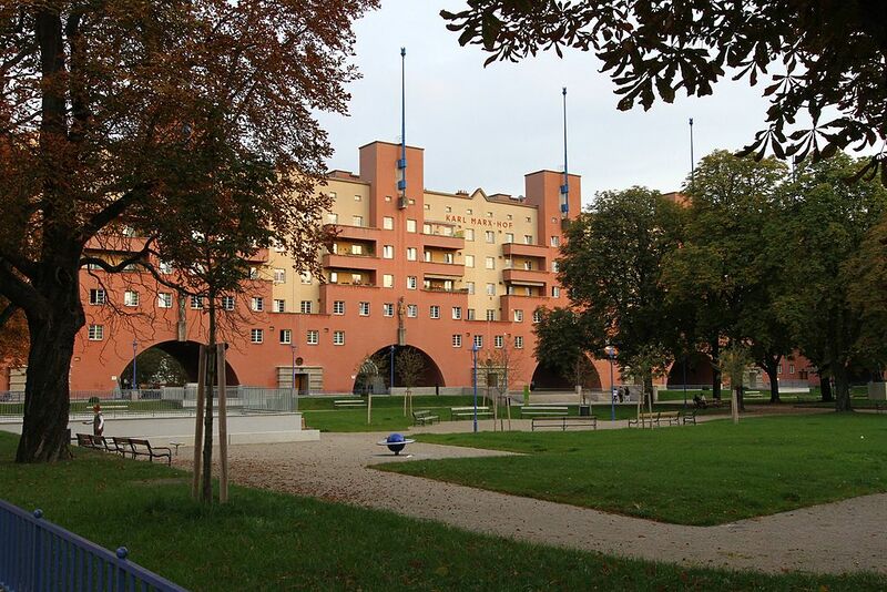 Datei:19 Karl-Marx-Hof 12 Februar-Platz.jpg