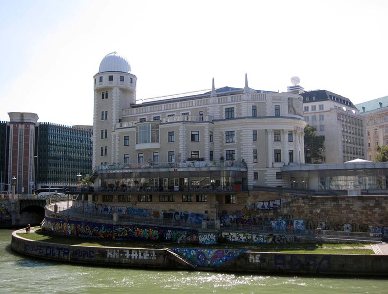 Datei:1 Urania seitlich.jpg