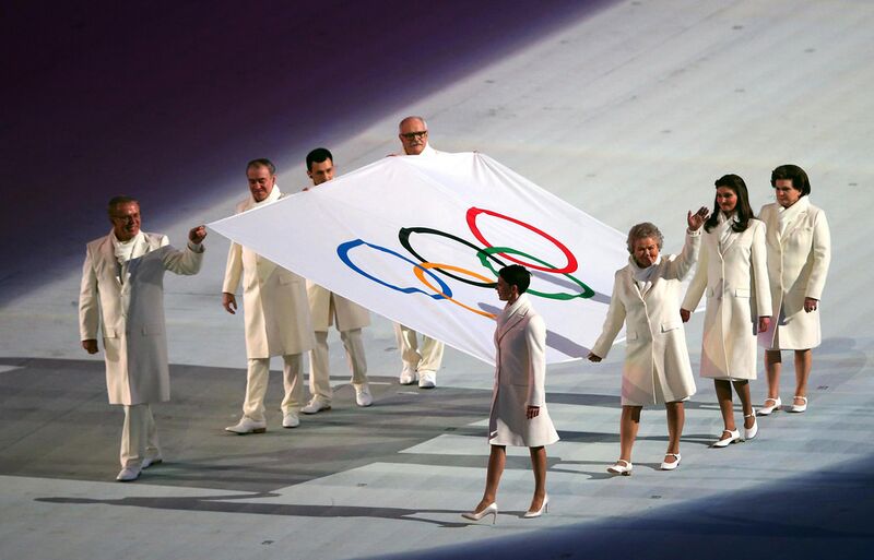 Datei:2014 Olympische Hymne Fahne.jpg