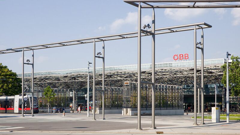 Datei:2 Öffis Wien Praterstern.jpg