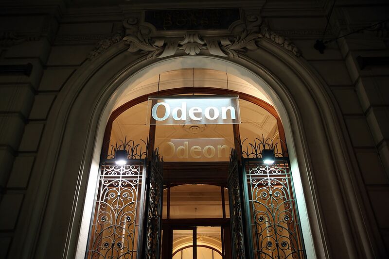 Datei:2 Odeon Theater.jpg