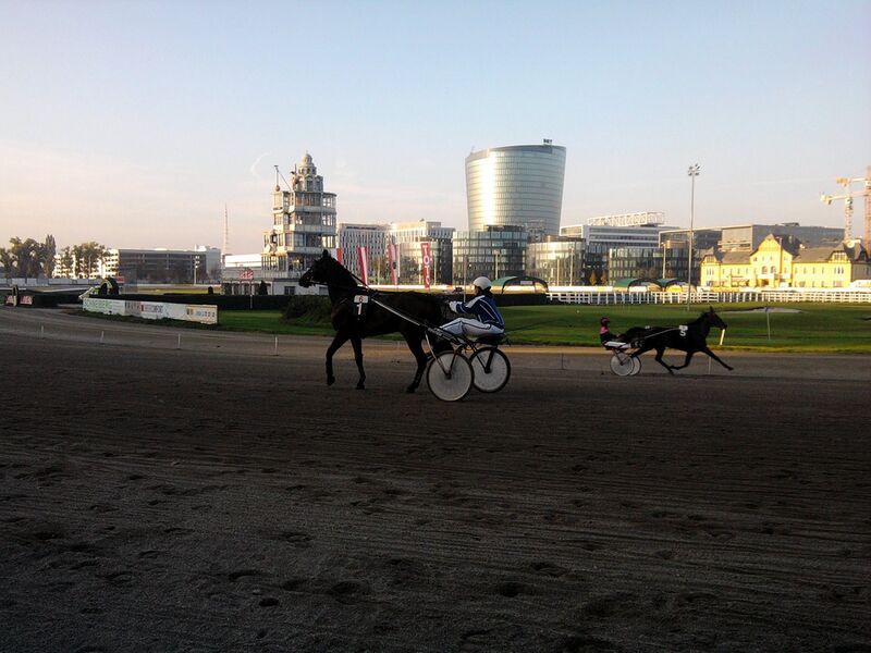 Datei:2 Trabrennbahn Krieau.jpg