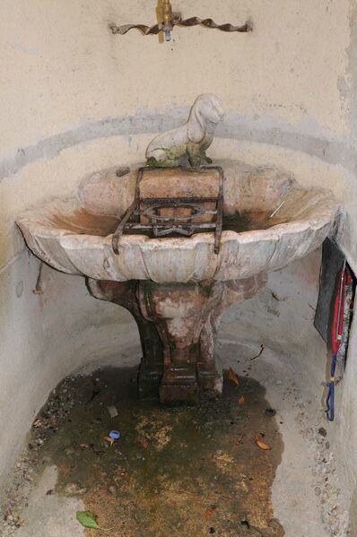 Datei:8 Hausbrunnen.jpg