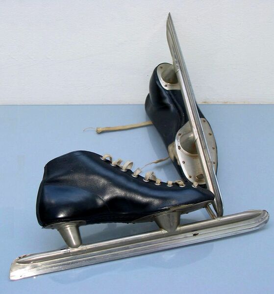 Datei:Alte Eisschnelllaufschlittschuhe.jpg