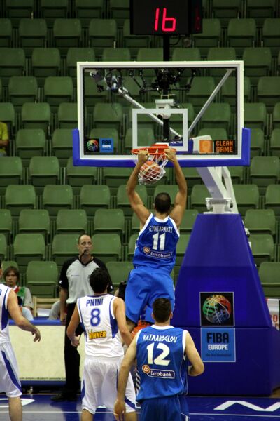 Datei:Basketballspieler am Korb.jpg