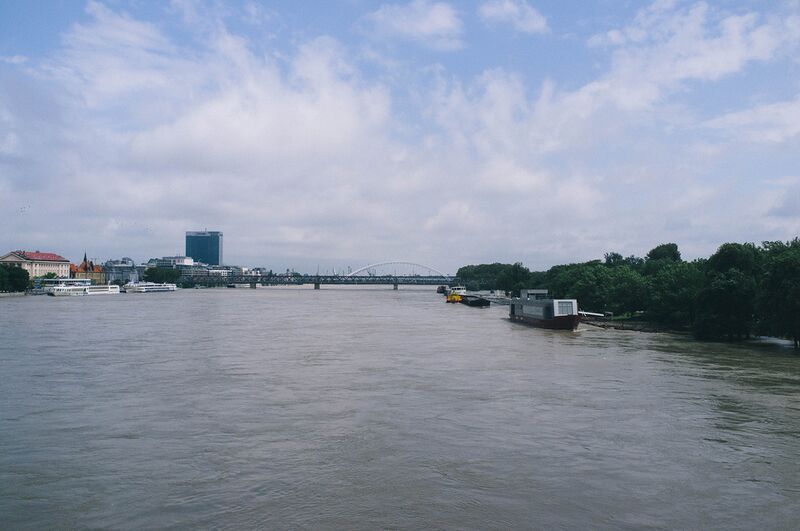 Datei:Donau Bratislava.jpg