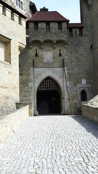Datei:Eingangstor Burg.jpg