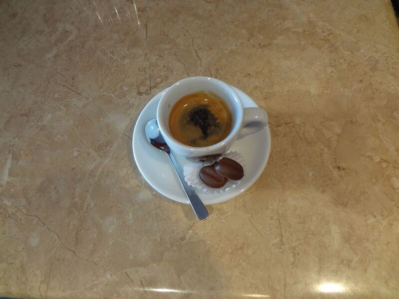 Datei:Espresso mit Schokolade.jpg