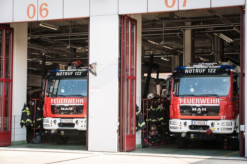 Datei:Feuerwehr in Wache.jpg