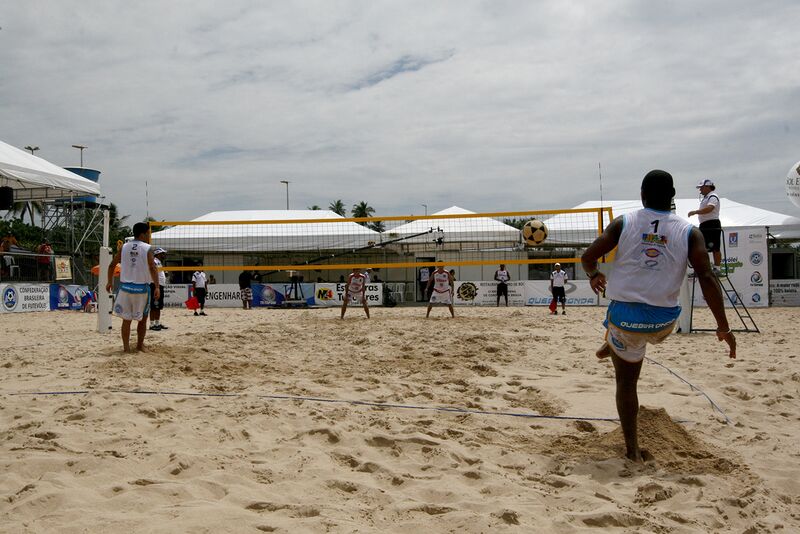Datei:Footvolley Aufschlag.jpg