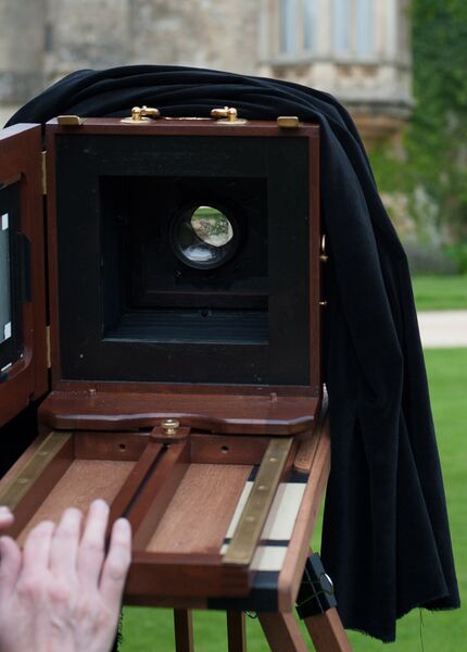 Datei:Fotografieren mit alter Kamera.jpg