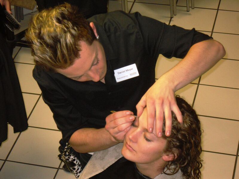 Datei:Friseur Lehrling.jpg