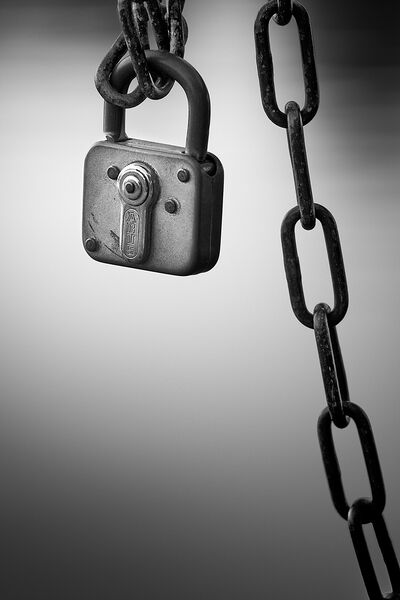 Datei:Kette mit Schloss.jpg