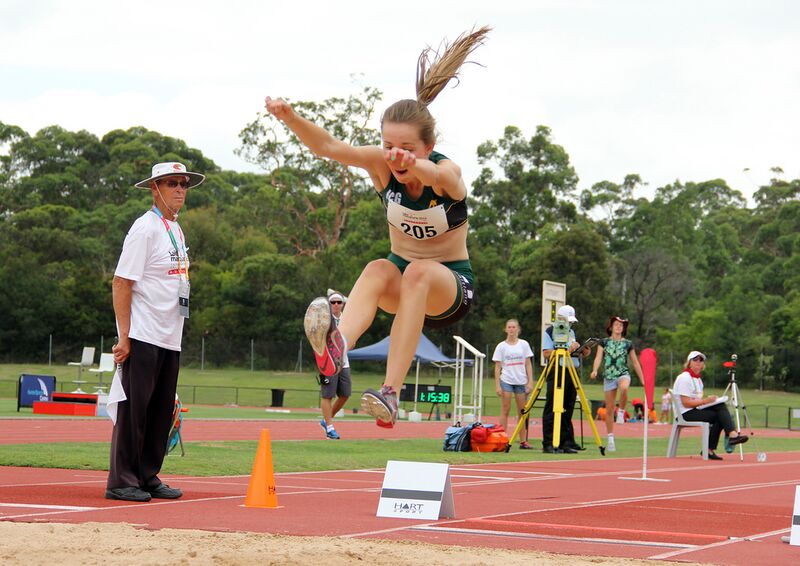 Datei:Kind beim Weitsprung.jpg
