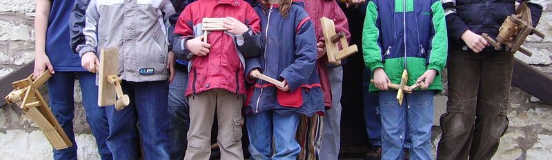 Datei:Kinder mit Ratschen.jpg