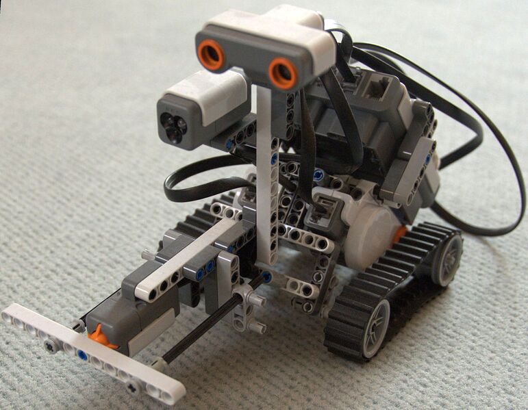Datei:Lego Roboter.jpg
