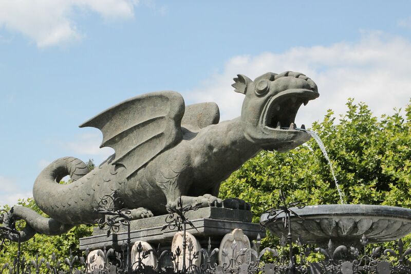 Datei:Lindwurm Neuer Platz.jpg