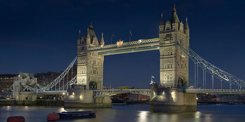 Datei:London Tower Bridge abends.jpg