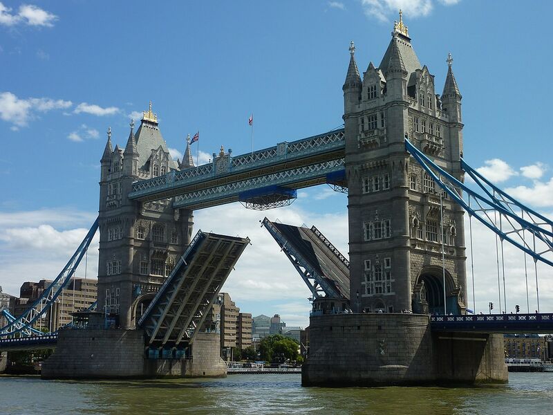 Datei:London Tower Bridge offen.jpg