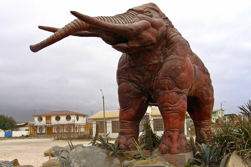 Datei:Mammut-Statue in Chile.jpg