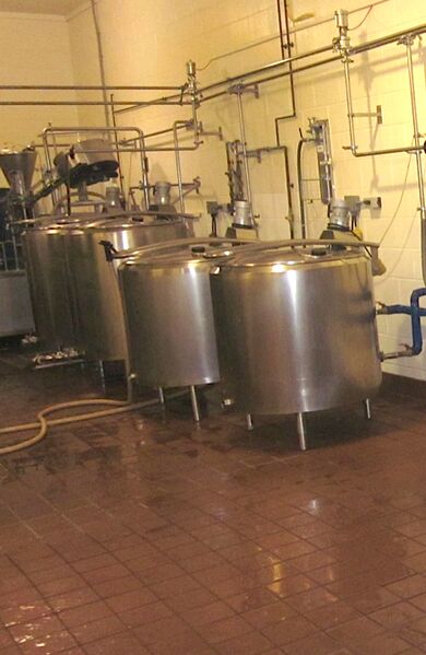 Datei:Milch Lagertanks.jpg