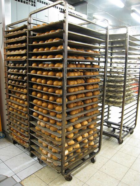 Datei:Semmeln Supermarkt.jpg