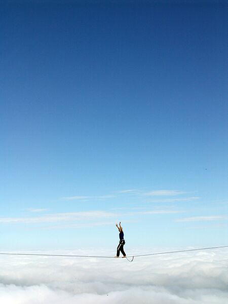 Datei:Slackline Highline Sonnenspitz.jpg