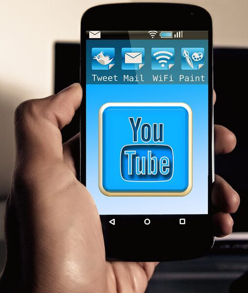 Datei:Smartphone youtube.jpg