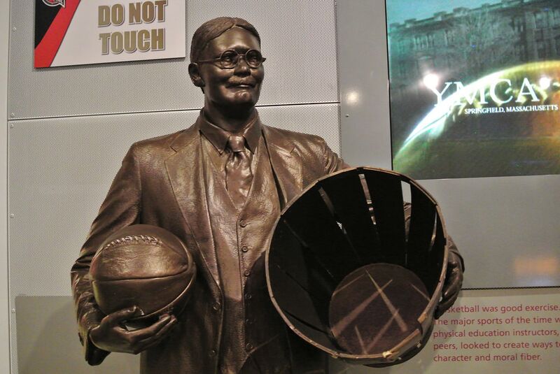 Datei:Statue James Naismith.jpg