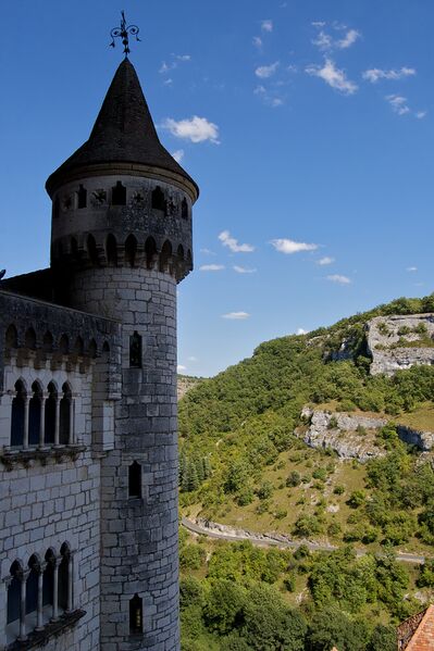 Datei:Turm von Rapunzel im Wald.jpg
