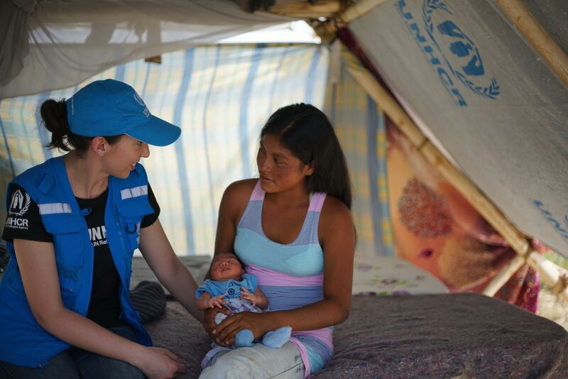 Datei:UNHCR bei junger Mutter.jpg