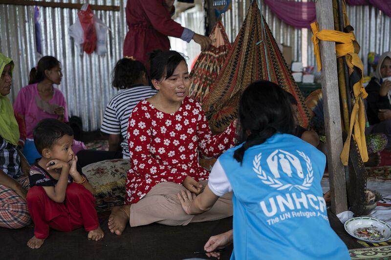 Datei:UNHCR spendet Familie Trost.jpg