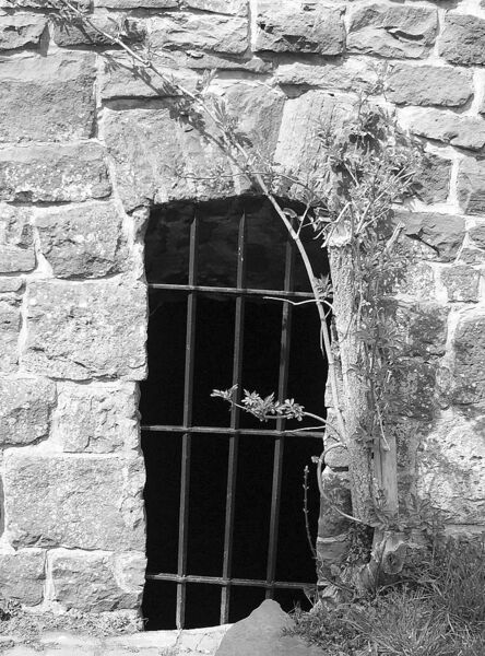 Datei:Vergittertes altes Fenster.jpg